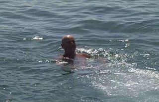 Üsküdar’da güneşten korunmak için kafasına...