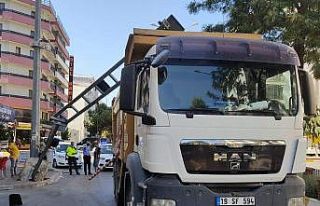 Uyarıya dikkat etmeyen sürücü tabelayı devirdi