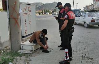 Uyuşturucunun etkisindeki gencin yardımına polis...