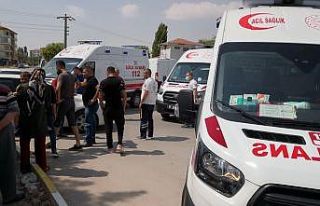 Vakaya giden ambulans ile otomobil çarpıştı: 3...