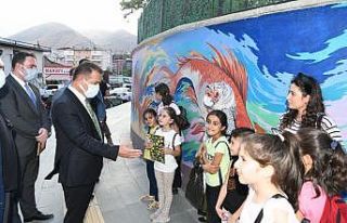 Vali Akbıyık, 20 binin üzerinde kitap dağıttı