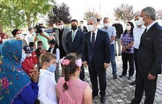 Vali Akın, Necatibey İlkokulunda Karne Dağıttı