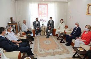 Vali Ali Çelik ile eşi Nezihe Çelik, kahraman gazileri...