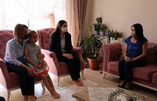 Vali Becel, şehit Semih Turgut’un eşi Nevin Turgut’u...