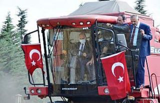 Vali biçerdöverle buğday hasadı yaptı