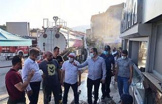 Vali Gürel, market deposundaki yangını söndürme...