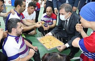 Vali Işık, şampiyon oyunculara elleriyle baklava...