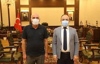 Vali istedi muhtar sigarayı bırakmak için söz...