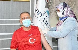 Vali Mahmut Çuhadar, 3. doz aşısını yaptırdı
