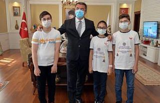 Vali Memiş, dereceye giren öğrencileri makamında...