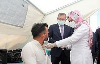 Vali Polat vatandaşları aşı olmaları konusunda...