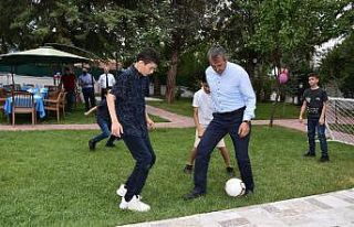Vali Sezer, sevgi evlerinde kalan çocuklarla futbol...