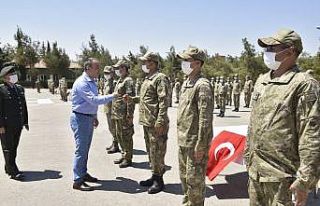 Vali Soytürk Mehmetçiklerle bayramlaştı