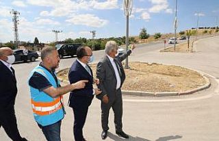 Vali Yırık, trafik kazası olan bölgelerde incelemelerde...