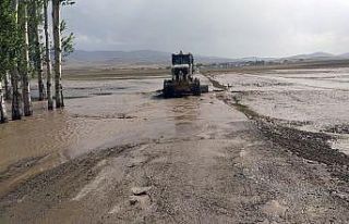 Van Büyükşehir Belediyesi selden etkilenen vatandaşların...