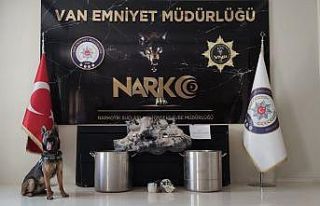 Van’da bir otomobilin yakıt deposunda 68 kilo likit...