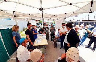 Vatandaşlar pazar yerinde aşılandı