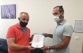 Vefat eden kızının diplomasını aldı