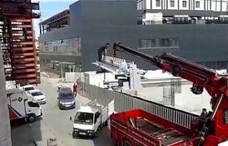 Vinçle taşınan makinenin üzerine çıktı, yürekleri...