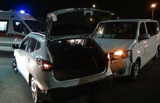 VİP araç, kavşakta otomobille çarpıştı: 2 yaralı