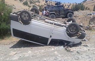 Virajı alamayan minibüs takla atarak durabildi