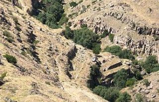 Viyadük kenarına park edilen otomobil 200 metre...