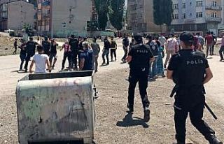 Yabancı uyruklu çocukların taş oyunu bıçaklı,...