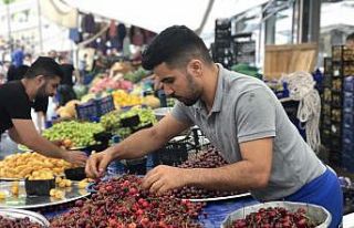 Yağmur yağsa da pazar tezgahları boş kalmadı
