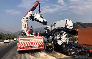 Yakıt tankeri tıra çarptı, sıfır kilometre araçlar...