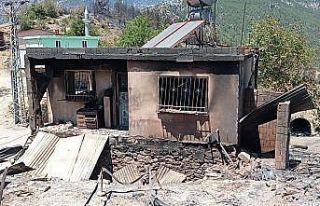 Yangın bölgesinde yaralar sarılmaya çalışılıyor