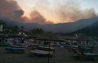 Yangın nedeniyle geceyi plajda geçirecekler