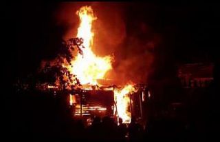 Yangında evlerini kaybettiler, yetkililerden yardım...