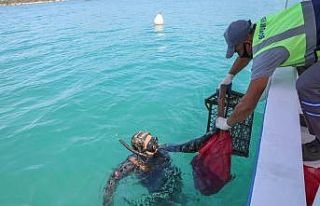 Yarım ton atık denizden çıkarıldı