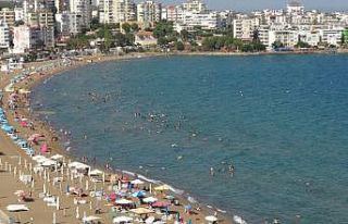 Yasaklar kalktı sıcaklar arttı, tatilciler denize...