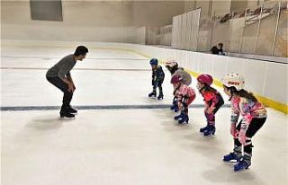 Yaz sıcağında buz pateni öğreniyorlar