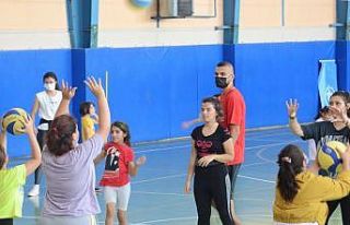 Yaz spor okullarında voleybol branşına büyük...