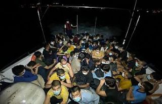 Yelkenli teknede 63 göçmen yakalandı