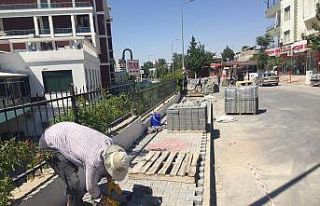 Yeni Sanayi mahallesinde kaldırım yenileme çalışması
