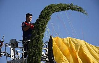 Yer çalışması yapan paraşütçü rüzgar çıkınca...