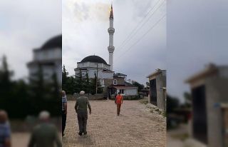 Yıldırım düşen caminin minaresinde yangın