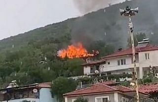 Yıldırım düşen ev küle döndü