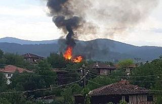 Yıldırımın düştüğü iki katlı ahşap ev alev...