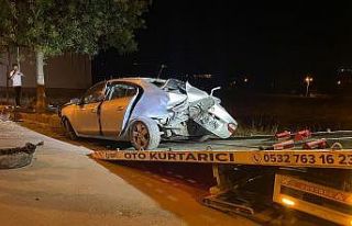 Yol kenarındaki ağaçlara çarpan otomobil hurdaya...