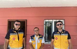 Yol kenarındaki yaralı köpeği kurtaran acil tıp...