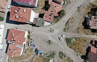 Yol ortasında kalan mezar görenleri şaşırtıyor