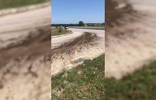 Yola dökülen gübre beraberinde kazayı getirdi