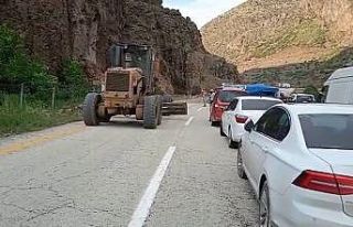 Yola düşen kayalar trafiği kapattı