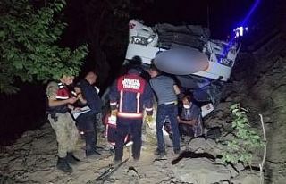 Yolcu otobüsü devrildi, göçmenler kaza yerinden...