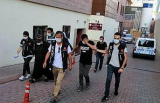 Yolcu otobüsünde uyuşturucu ticareti yapan 3 kişi...