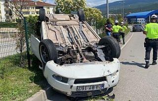 Yoldan çıkan otomobil devrildi: 2 yaralı